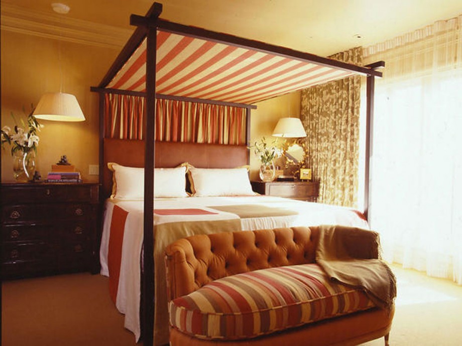 двухспальная кровать с навесом
